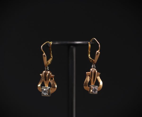 Set of two pairs of earrings, 9K (zircon) and 18K (brilliant), for a total weight of 4.8gr.