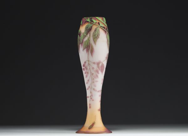 Émile GALLÉ (1846-1904) - Vase en verre multicouche dégagé à l'acide à décor de glycines, signé.