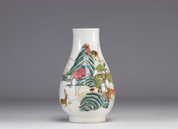 A Hu-form porcelain vase with deer decoration from Qing-period (清朝)