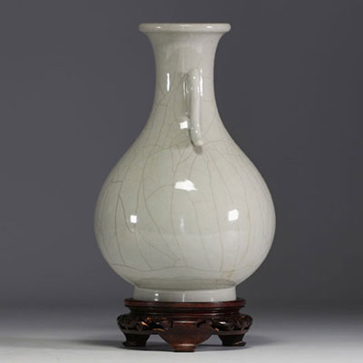 Chine - Vase en porcelaine monochrome sur socle en bois, marque au bleu sous la pièce.