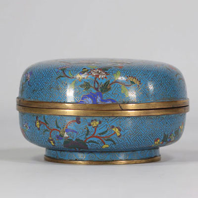 Cloisonné-covered round box decorated with flowers and birds on a blue background from 19th century