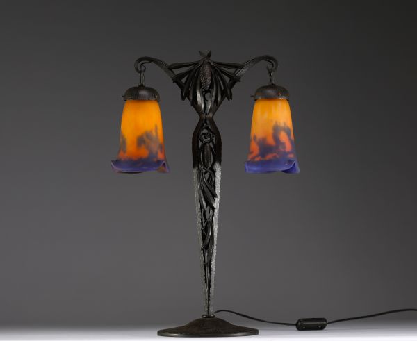 MULLER Frères Lunéville - Art Nouveau double table lamp in forged metal decorated with pine cones, surmounted by two marmorated glass globes, signed