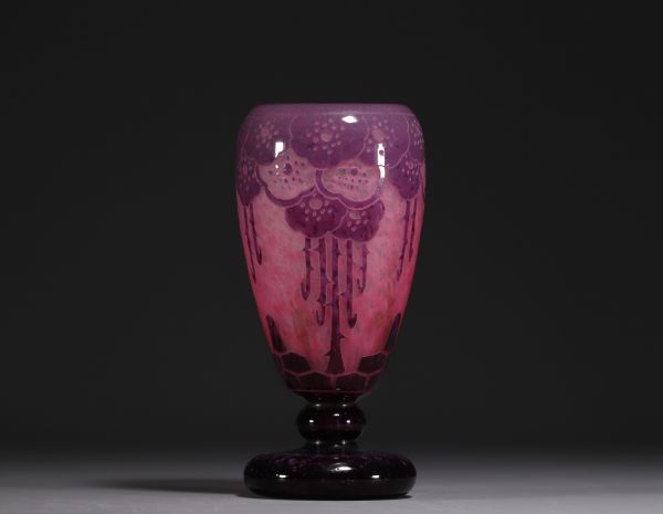 CHARDER - Vase en verre multicouche dégagé à l'acide à décor d'églantines, signé.