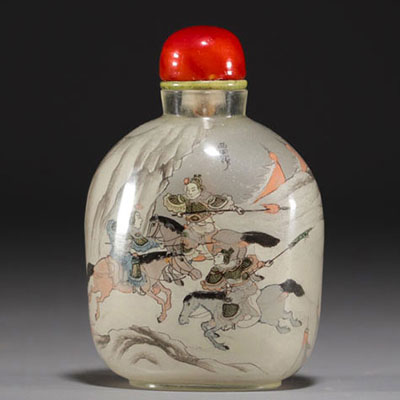 China - Glass snuffbox painted on the inside depicting a combat scene on horseback, early 20th century.