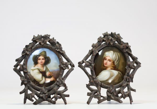 Guido RENI (1575-1642) d'après - Paire de peintures sur porcelaine KPM Berlin, portrait de Béatrice Cenci, cadre en bois de la forêt noire, époque XIXe siècle.