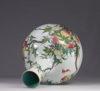 Chine - vase aux neuf pêches en porcelaine, marque Qianlang.