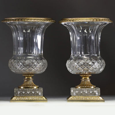 Baccarat - Imposante paire de vases Médicis en cristal pointe de diamant, monture en bronze doré.