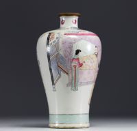 Chine - Lot de porcelaine de la famille rose, XIXe siècle, marque sous le vase.