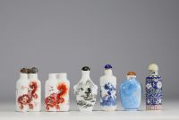 Chine - Ensemble de vingt tabatières en matières diverses telles que verre de Pékin, cloisonné et porcelaine.