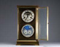 Pendule borne en laiton à deux cadrans, cadran supérieur émaillé blanc à chiffres romains pour les heures, cadran inférieur à complications, Angleterre, XIXème.