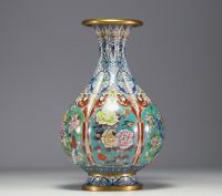 Chine - Vase en émail cloisonné à décor floral.