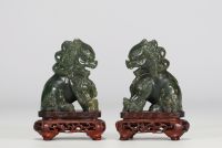 Chine - Paire de Lions de Fô, gardiens de temples, en jade vert sur terrasses en bois ajourées et moulurées.