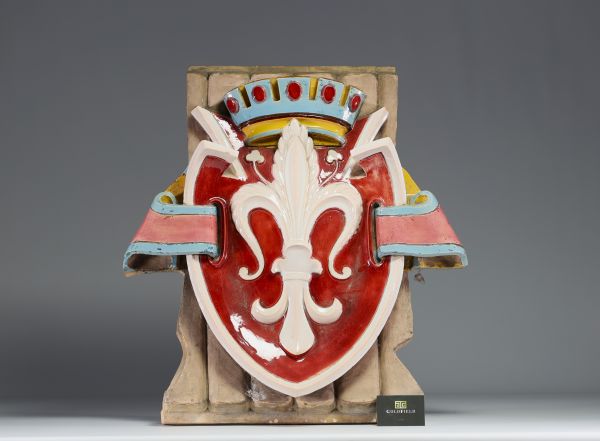 Large Fleur de Lys coat of arms in glazed ceramic from the Choisy-le-Roi factory, 19th century.