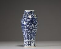 Chine - Vase en porcelaine blanc bleu à décor de fleurs et rinceaux feuillagées, chilong en relief sur l'épaulement, XIXème.