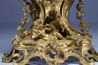 Pendue de cheminée et candélabres de style Louis XV en bronze doré, XIXe siècle.