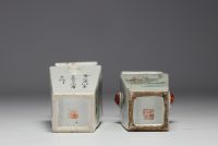 Chine - Ensemble de deux vases en porcelaine famille rose à décors de mages, dames, paysages et poèmes, marques au rouge sous les pièces.