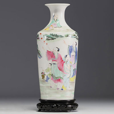 Chine - Vase en porcelaine de la famille rose à décor de personnages, marque au bleu sous la pièce.