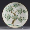 Chine - Assiette en porcelaine polychrome à décor d'un arbre en fleur.