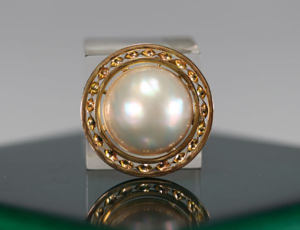 Large pearl mounted on an 18k yellow gold brooch that can also be worn as a pendant, total weight 16g.