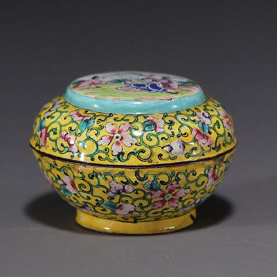 China - Cloisonné enamel box with figures, Canton, 18th-19th century.