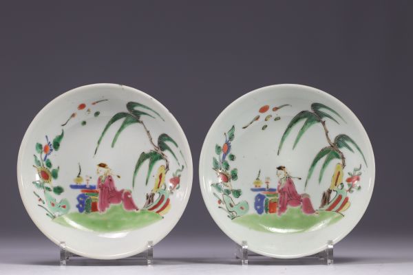 Chine - paire d'assiettes en porcelaine de la famille rose, XVIIIe siècle.