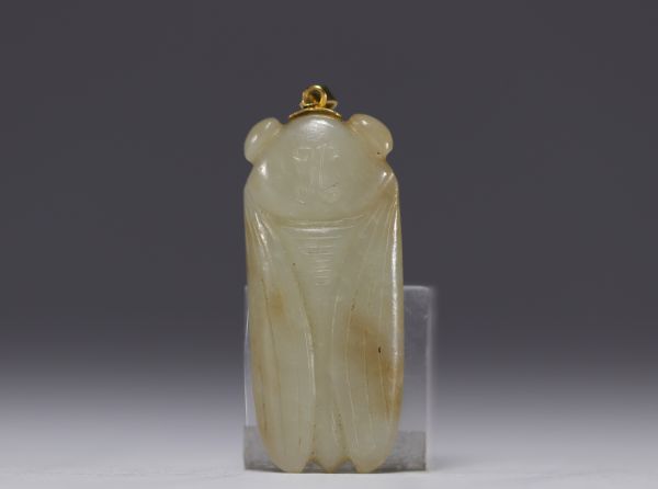 Chine - Pendentif représentant une Cigale en Jade sculpté.