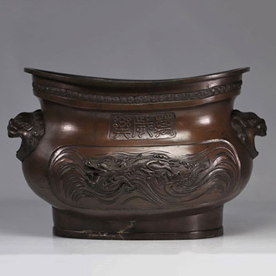 Japanese bronze planter decorated with dragons from 19th century