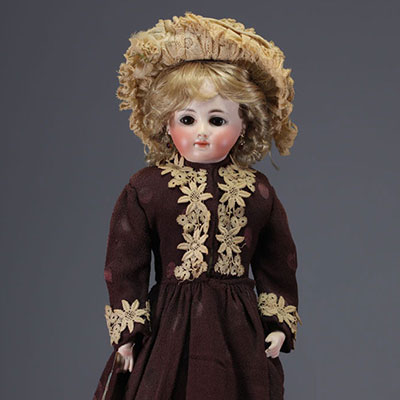 Frères KUHNLENZ - Closed mouth doll, no. 3815, leather body, 1890.