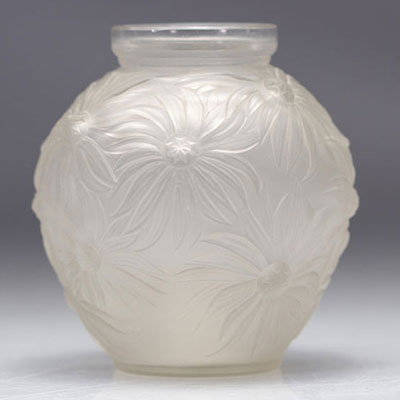 Petit vase Art Déco blanc satiné forme géométrique signé Etling France