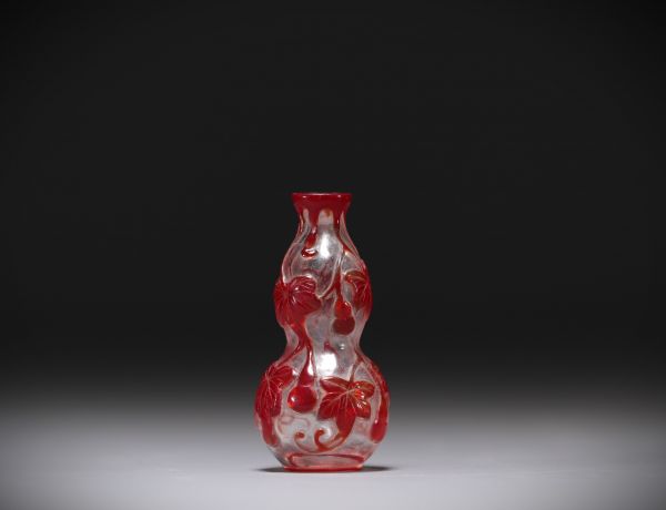 Chine - Tabatière en verre multicouche, fond clair aux fleurs rouges.