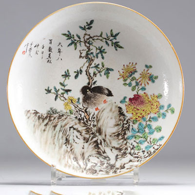 Assiette en porcelaine de qianjiang cai à décor d'oiseaux et la signature d'artiste