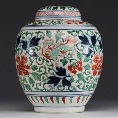 Chine - Potiche couverte en porcelaine polychrome à décor de fleurs et de Chilong, XVIIème.