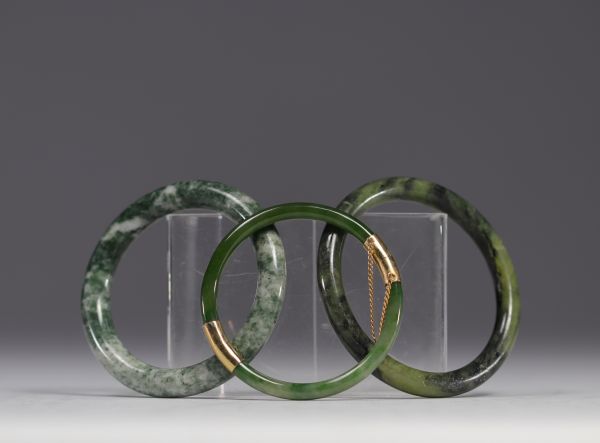 Chine - ensemble de trois bracelets ronds en Jade et en pierre, époque république.