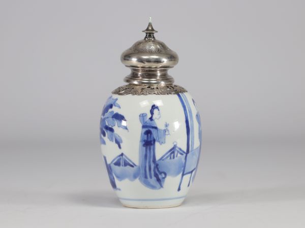 A white and blue vase decorated with women surmounted by a silver stopper with a mark under the piece from the Kangxi period (1661-1722)