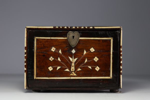 Rare Indo-Portuguese cabinet in wood and bone marquetry, 18th century.