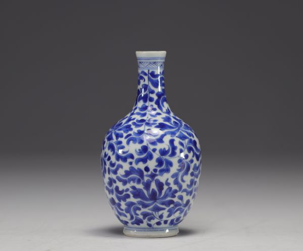 China - Blue-white porcelain vase with floral decoration, mark under the piece.