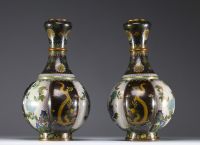 Chine - Paire de vases en émail cloisonné à décor de fleurs et de dragons, dynastie Qing, vers 1900.