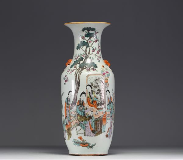 Chine - Vase en porcelaine de chine à décor de personnages