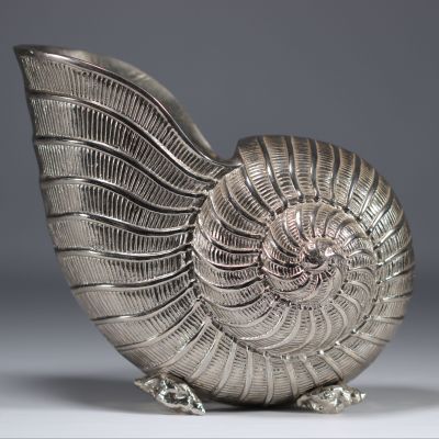 Nautilus-shaped champagne bucket standing on four small shell feet