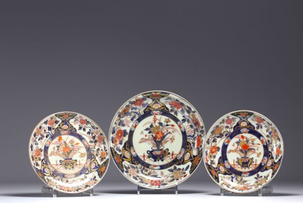 China - Set of three polychrome porcelain plates with Imari decoration.