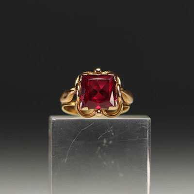 Cushion-shaped 18k gold and rubellite or ruby ring (to be confirmed).