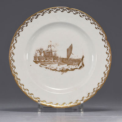 Plate in Brussels porcelain with decoration in the center and on the ends from 18th century