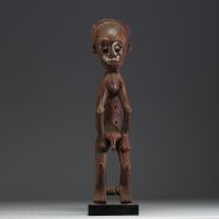 Afrique RDC - MBOLE (RDC) Statue en bois et pigments représentant est un homme ayant contrevenu aux règles du Lilwa, pendu pour l'exemple.