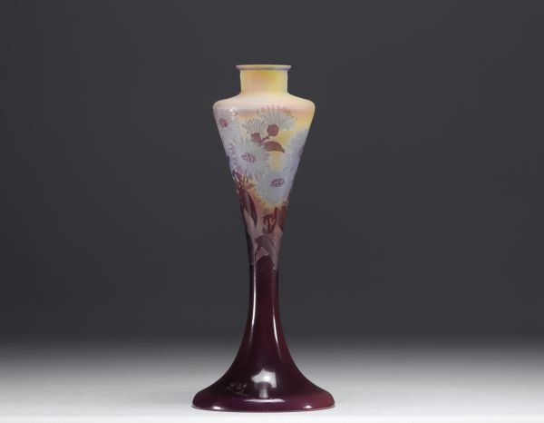 Émile GALLÉ (1846-1904) - Pied de lampe en verre multicouche à décor de Marguerites.