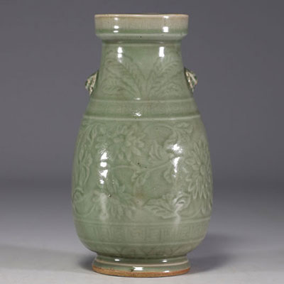 Chine - Vase en porcelaine monochrome céladon à motif floral en relief.