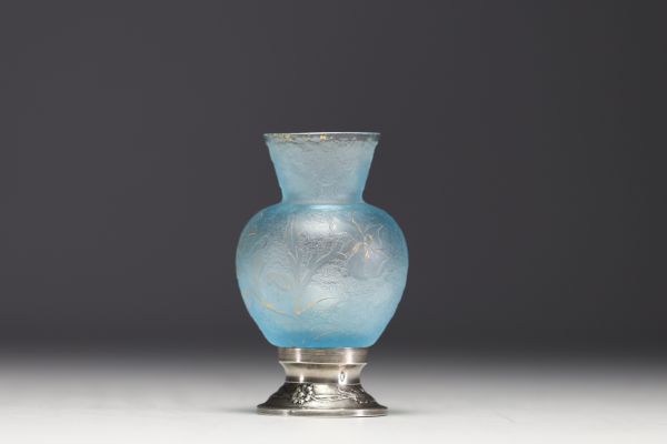 DAUM Nancy - Petit vase en verre givré dégagé à l'acide sur piédouche en argent, poinçonné, non signé.