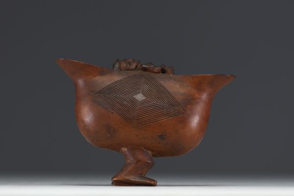 Africa DRC - Suku (D.R. Congo) Superb small arched bowl with two spouts surmounted by a figure.