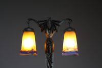 MULLER Frères Lunéville - Art Nouveau double table lamp in forged metal decorated with pine cones, surmounted by two marmorated glass globes, signed