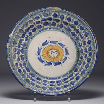 Ceramic dish from Manises, Spain, signed MG below the piece, 18th-19th century
