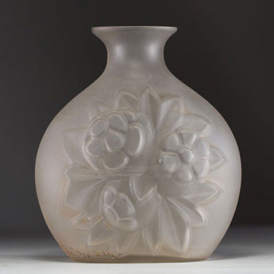 Charles CATTEAU (1880-1966) pour la Verrerie de Scailmont - Vase Art Déco en verre moulé pressé et satiné, vers 1915-30, signé à la base.